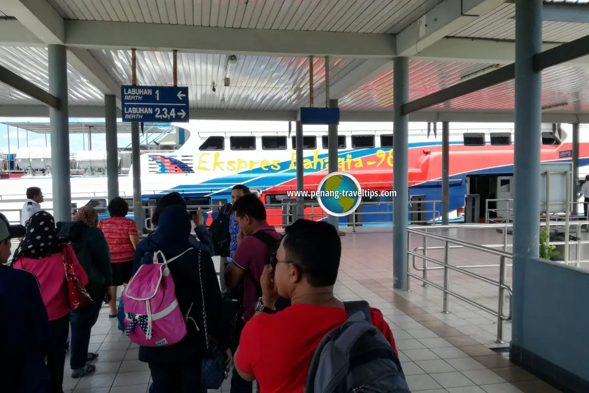 Penumpang bersedia untuk menaiki Feri Kuala Kedah-Langkawi