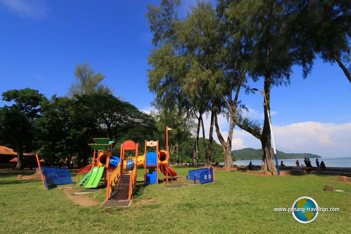 Padang permainan kanak-kanak di Pantai Merdeka