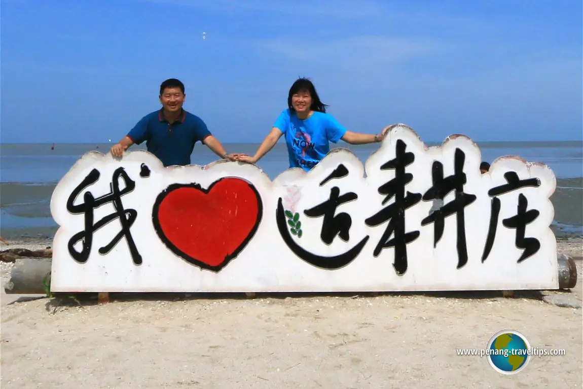 Timothy Tye dan Goh Chooi Yoke di Pantai Redang, Sekinchan