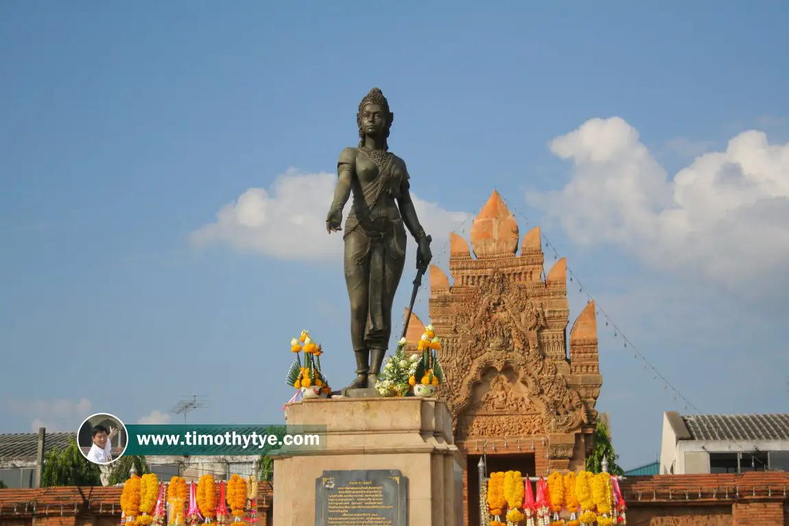 Phra Nang Chamathewi Monument