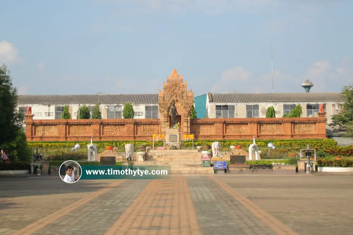 Phra Nang Chamathewi Monument