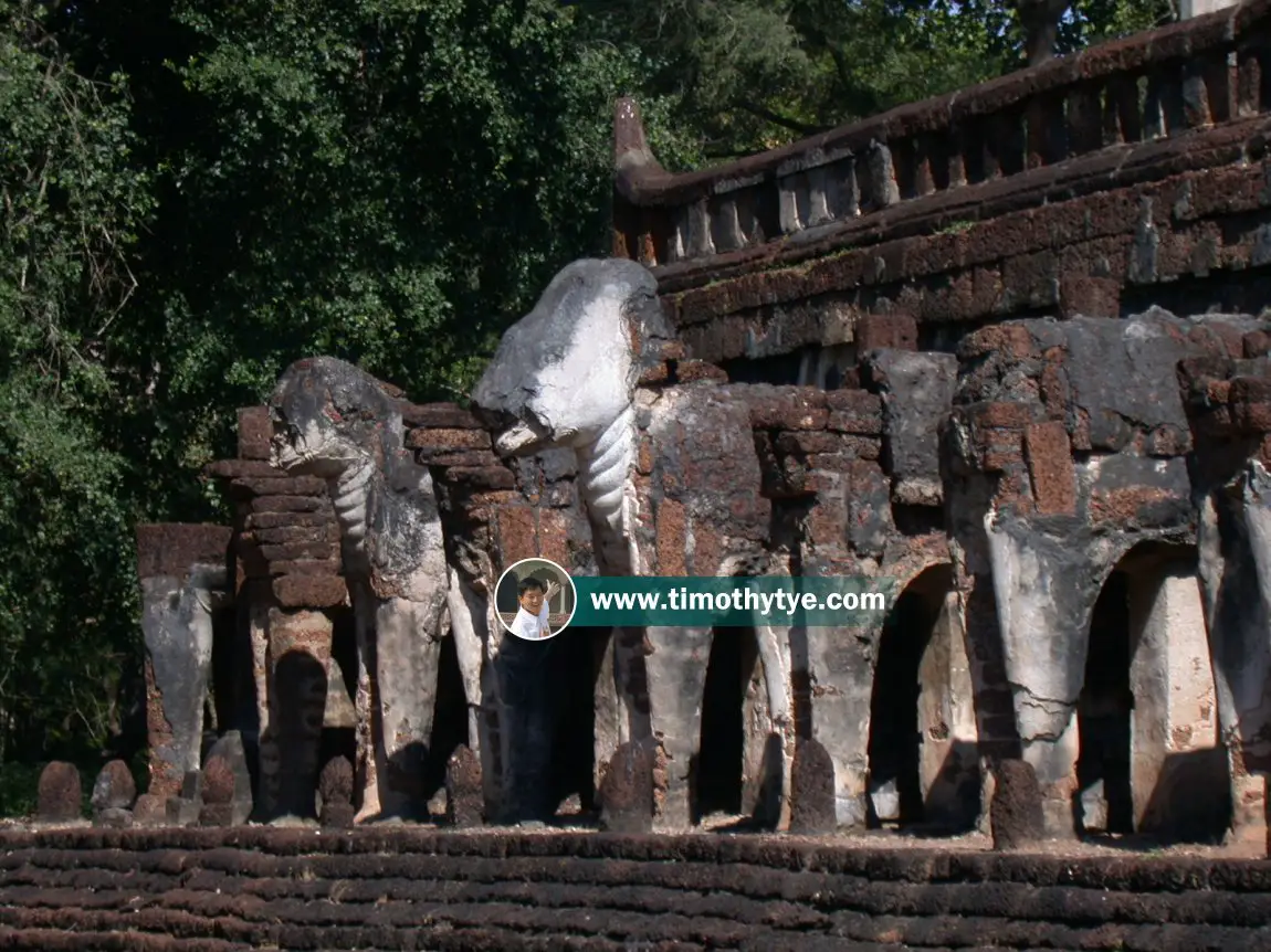 Wat Chang Lom, Si Satchanalai