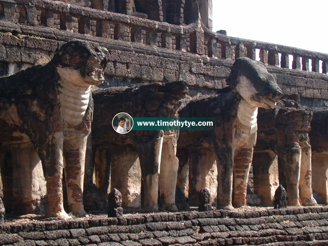 Wat Chang Lom, Si Satchanalai